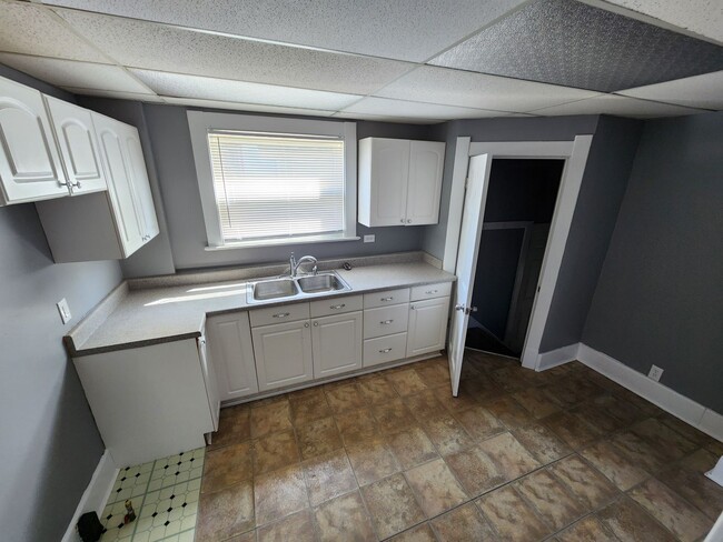 Building Photo - 3 Bedroom House