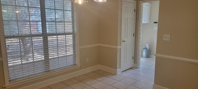 Building Photo - AVAILABLE NOW - CALL US FOR A SHOWING!