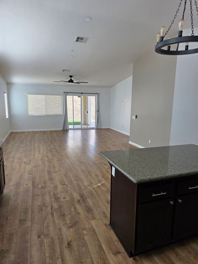 Building Photo - Beautiful Single Level 4 Bedroom located in Canyon Hills