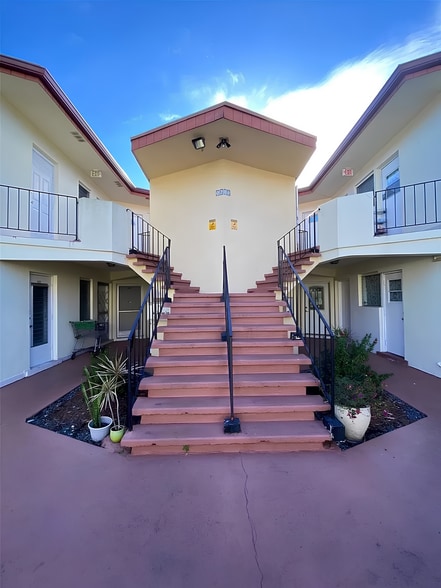 Building Photo - 1615 NE Miami Gardens Dr