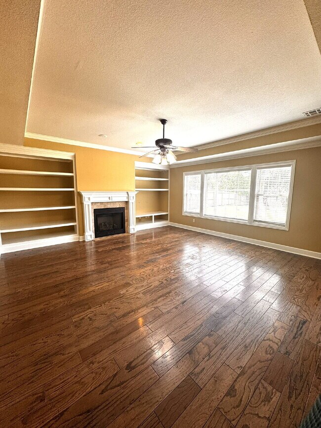 Building Photo - 15 Bluestem Ln