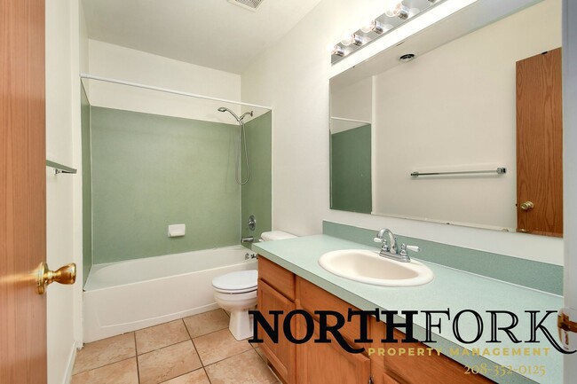 Building Photo - Southeast Boise Rental with Vaulted Ceilin...