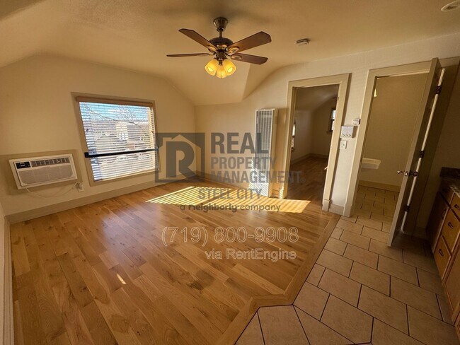 Building Photo - 902 W 11th St