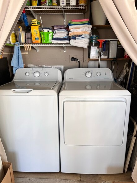 Building Photo - 618 N Silver Cir