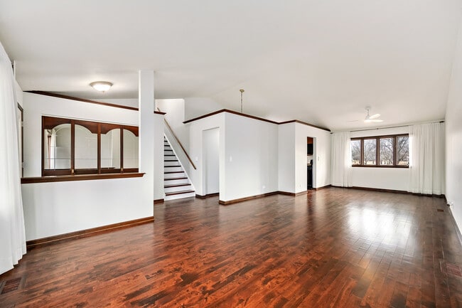 Building Photo - 887 Braintree Ln