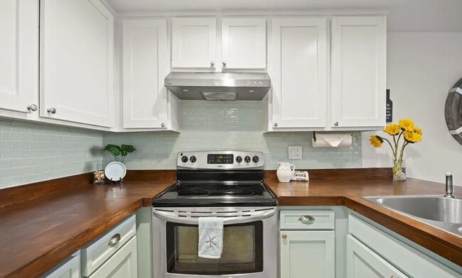 Building Photo - charming one-bedroom, one-bath retreat nestled in a serene beachside community