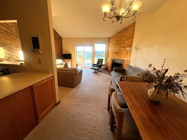 Building Photo - FOR RENT – LAKE HATCHER TOWNHOUSE CONDO