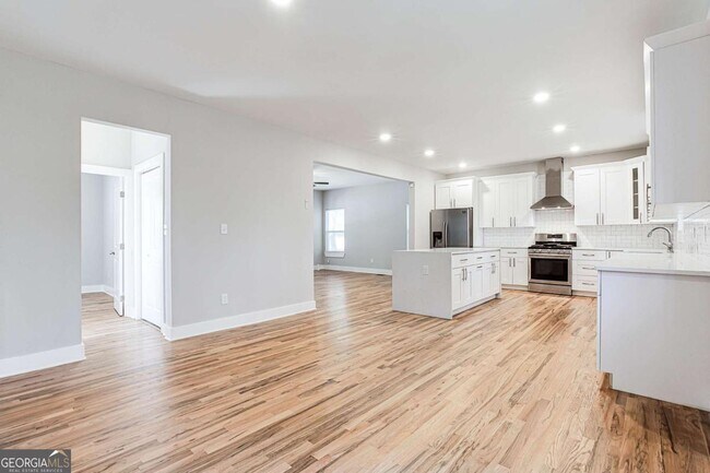 Building Photo - 870 Gaston St SW