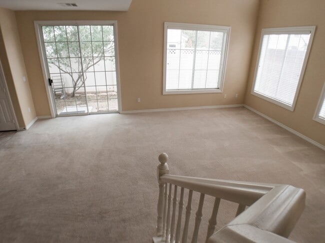 Building Photo - 3 BEDROOM, 3 BATHROOM, 2 CAR GARAGE, COMMU...