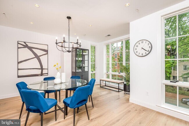 Building Photo - Luxury Penthouse Rowhome Condo in Historic...