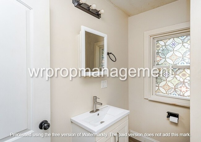 Building Photo - 4 bed 1 bath home in West Toledo