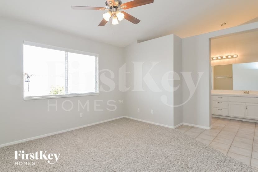 Building Photo - 127 E Tamarack Dr