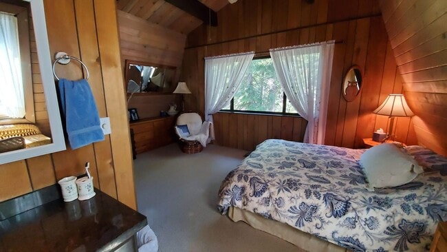 Building Photo - Spacious and Bright Cottage in Quiet Cul-d...