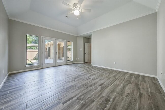 Building Photo - 10 Silent Brook Pl