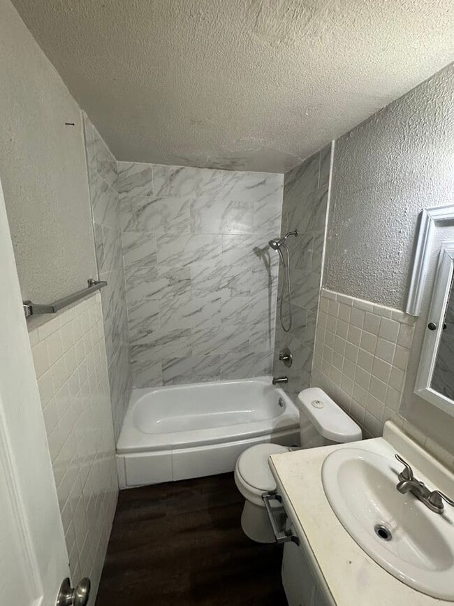 Building Photo - NEWLY REMOLDED 2 BED HOME LOCATED OFF OF GRAND Ready for move in!!!