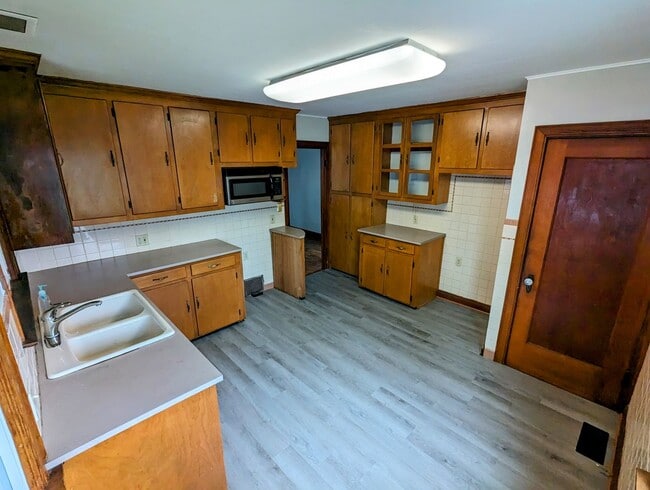 Building Photo - Beautiful 3 bedroom home with covered fron...
