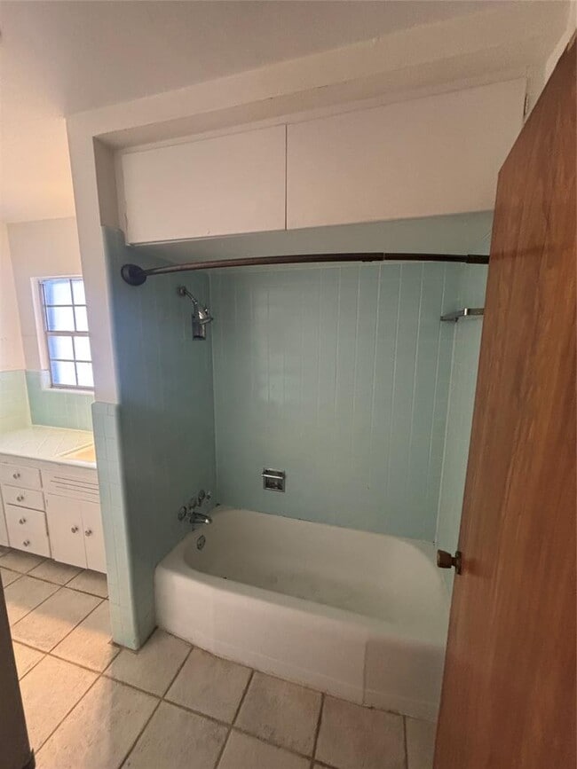 Building Photo - 2324 Hartford Rd