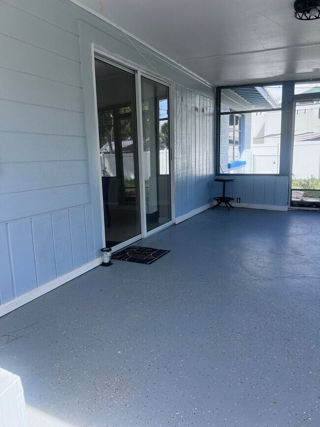 Building Photo - 4BD/2BA on the Island!