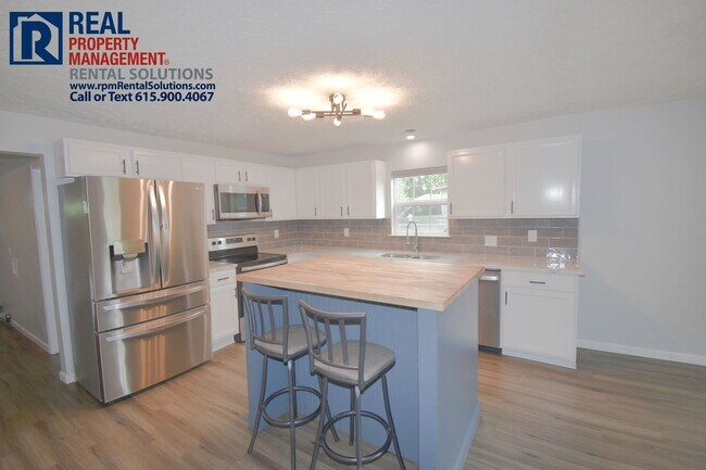 Building Photo - Adorable fenced in 3 bd 2 ba home in Murfr...