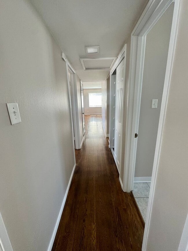 Building Photo - Updated 3 bedroom Centrally Located