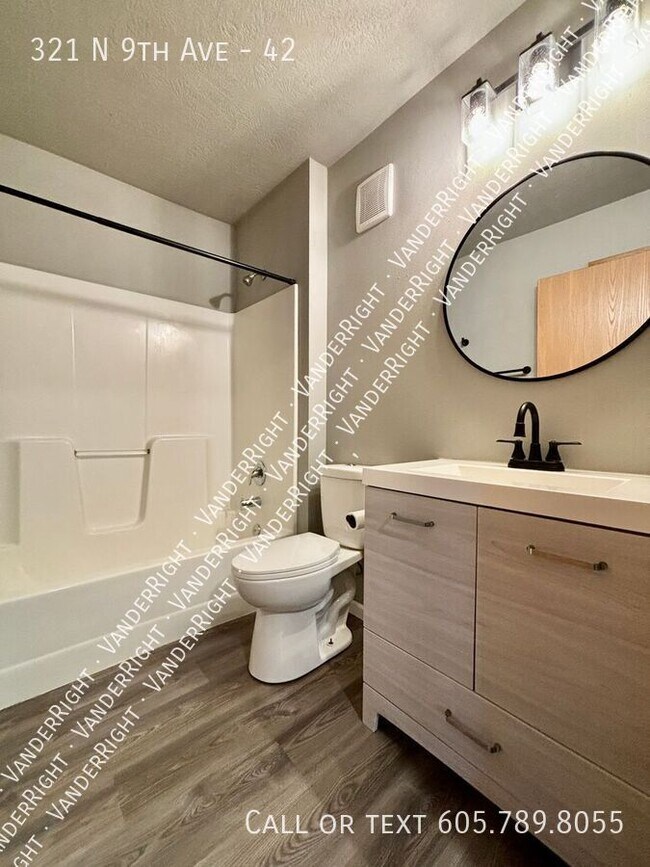 Building Photo - Updated Walk-Out 2 Bedroom Apartment!