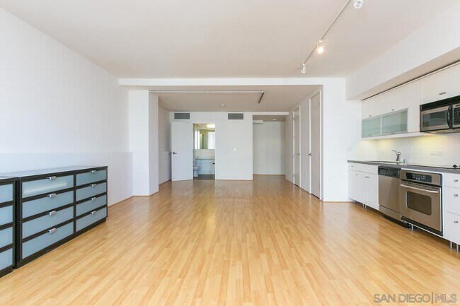 Building Photo - 350 W Ash St