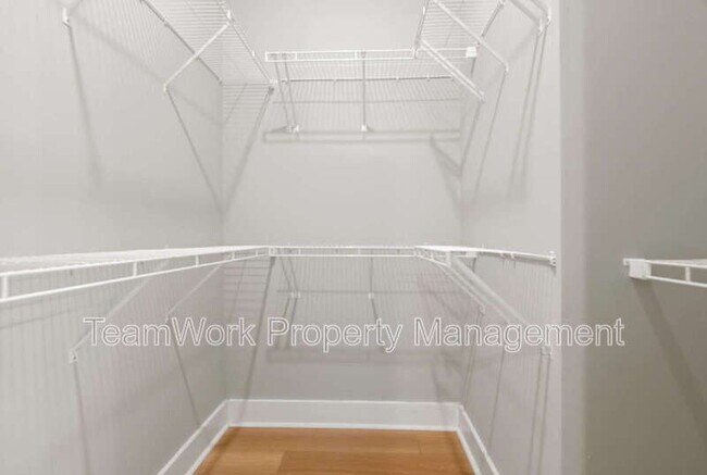 Building Photo - 553 Sound Dr