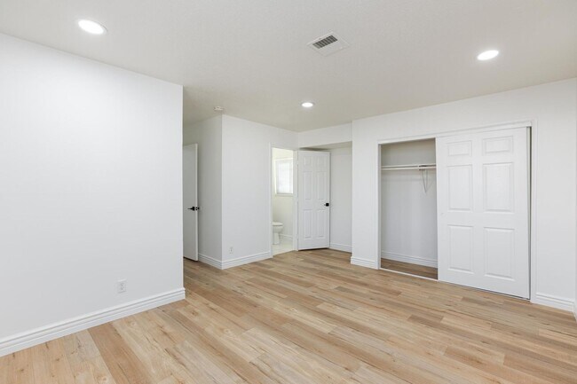 Building Photo - 3 bed and 2 bath with big yard for boat an...