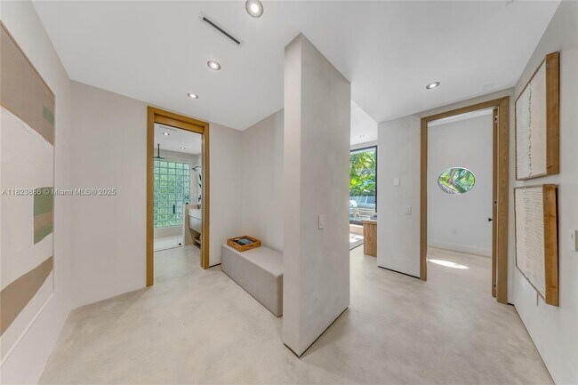 Building Photo - 1000 NW 9th Ct