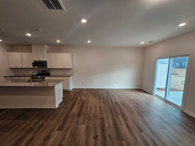 Building Photo - Townhome in great Concord community