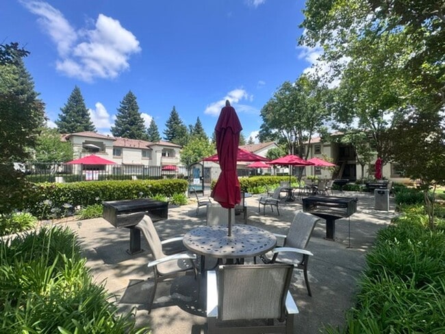 Building Photo - Very Nice 2 Bedroom and 2 Bathroom Apartment $2,200 + $175.00 WSG