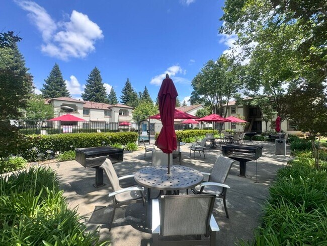 Building Photo - Very Nice 2 Bedroom and 2 Bathroom Apartment $2,425 + $125.00 WSG