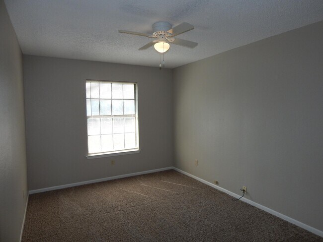 Building Photo - 4505 River Oaks Dr