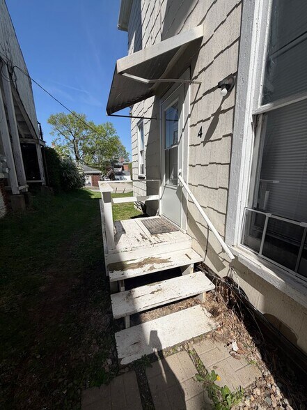 Building Photo - 212 Tinkler St