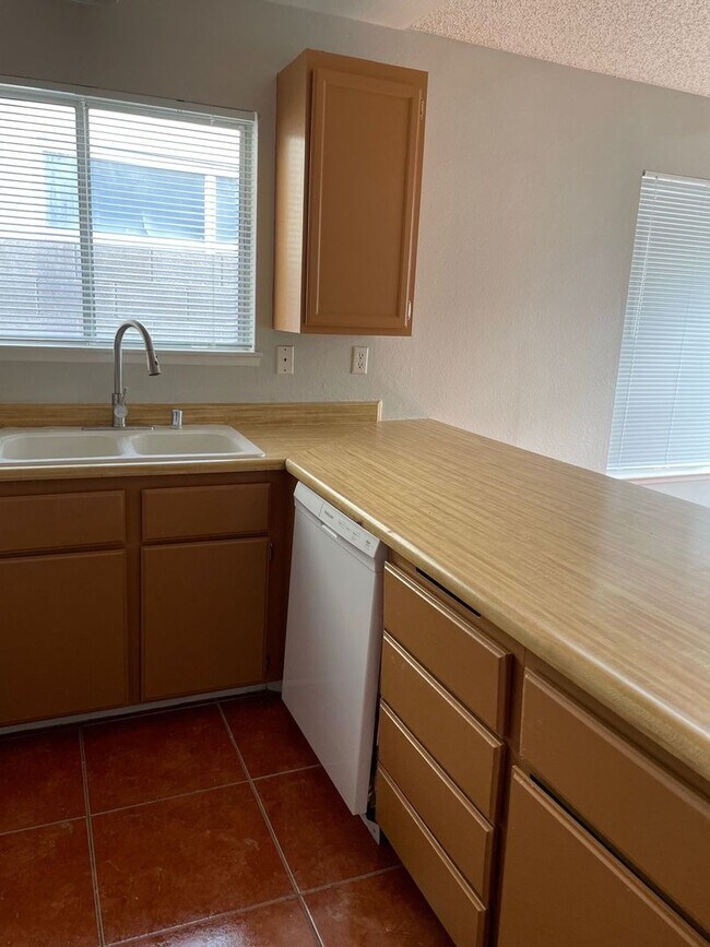 Building Photo - 2 bedroom 2 bath house near Desert Shores/ Available 4/1/2026