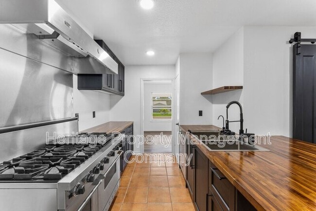 Building Photo - 3614 Versailles Dr
