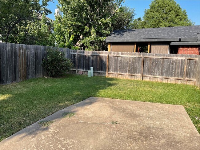 Building Photo - 3610 Eagles Nest St