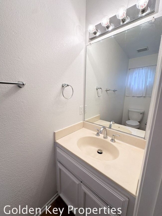 Building Photo - Remodeled Two-Bedroom Townhome in Encinita...