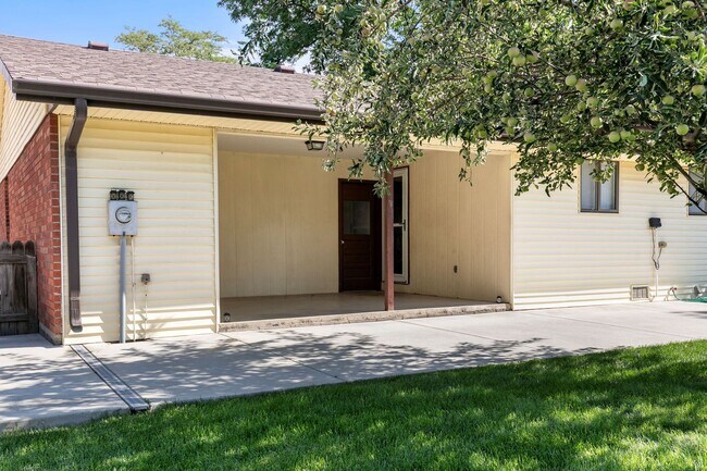 Building Photo - 390 Knotty Pl