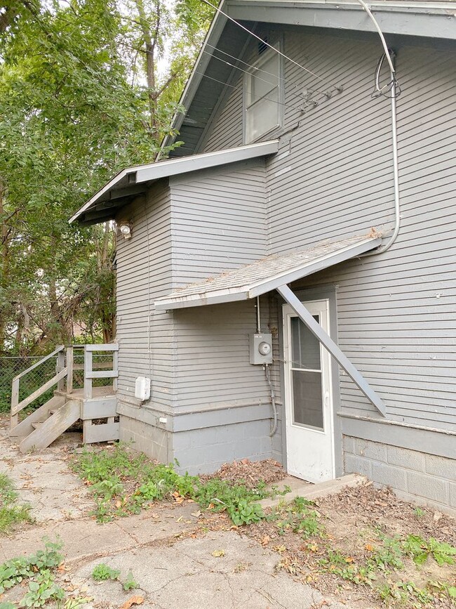 Building Photo - 3 bedroom 1 bath house!