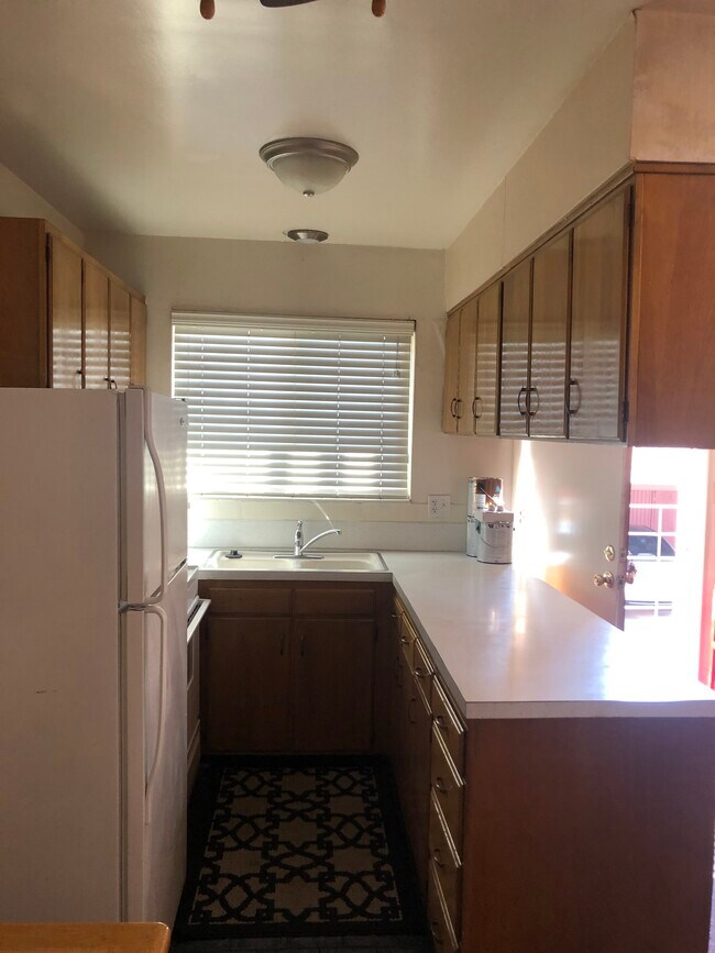Building Photo - 828 E 200 S