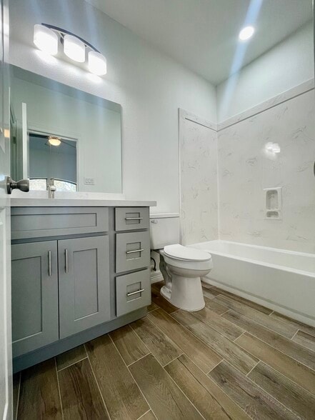 Master Bath - 2507 Ave G