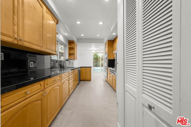 Building Photo - 8704 Gregory Wy