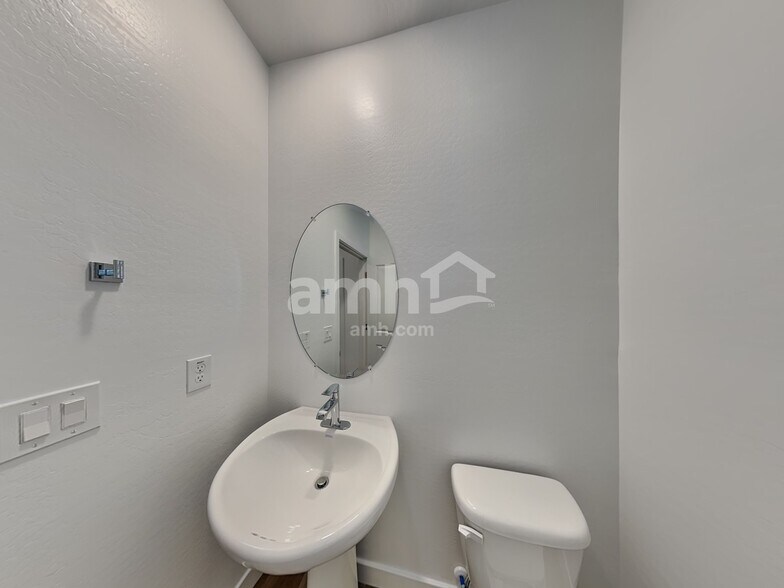Building Photo - 9752 W Parkway Dr