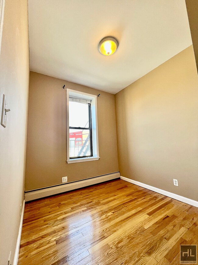 Building Photo - True 2 Bedroom in Astoria I NWRM Subway Ac...