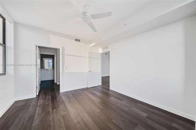 Building Photo - 555 NE 8th St