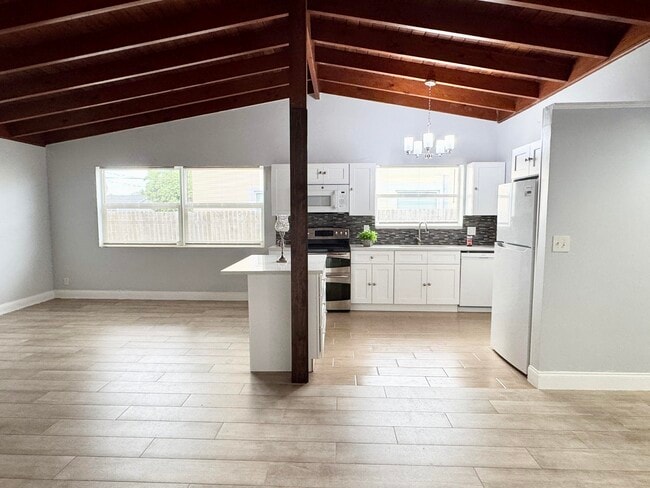 Building Photo - 350 Cypress Dr