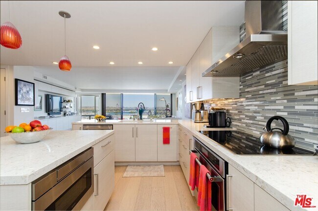 Building Photo - 4335 Marina City Dr
