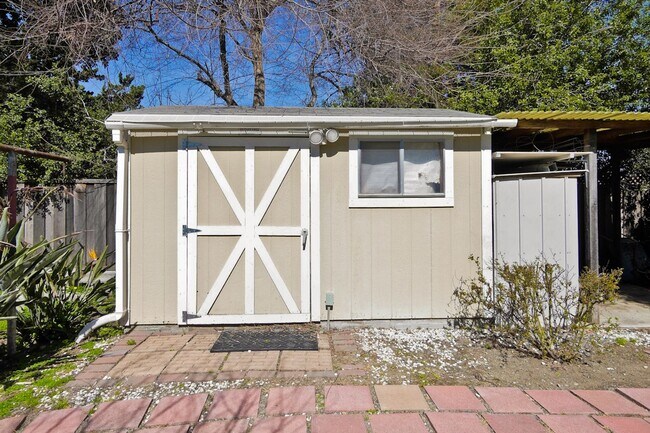 Building Photo - Awesome Home Located in a Quiet Tree Line ...