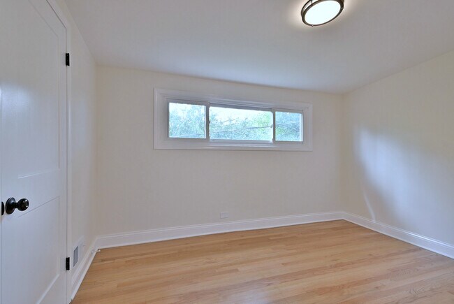 Building Photo - 6750 N Kostner Ave